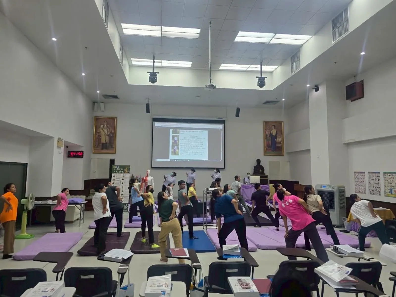 学员一同练习泰医体操