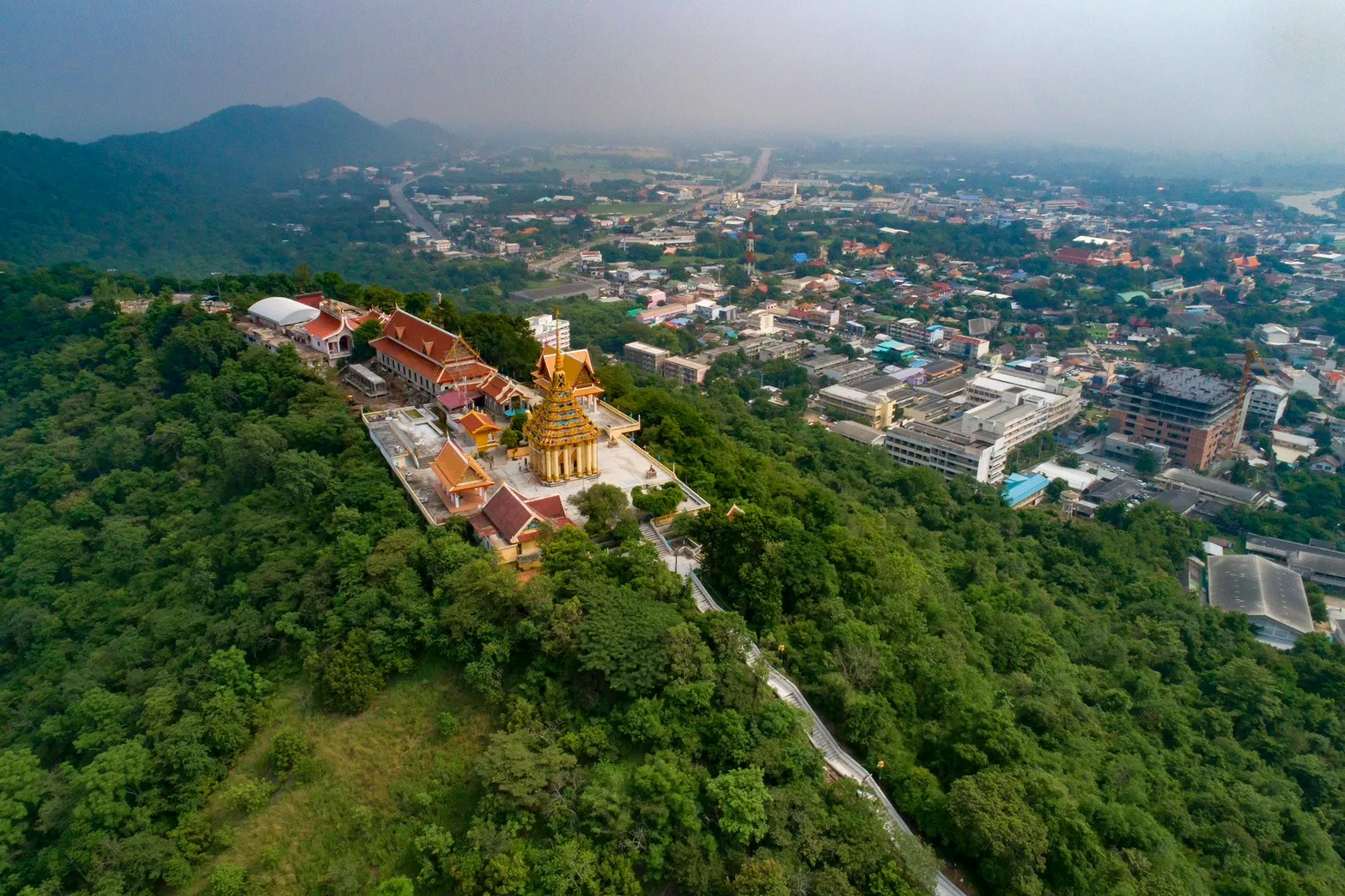 沙格朗山上桑卡拉塔那基里寺的空拍视角，山下即是乌泰他尼市区